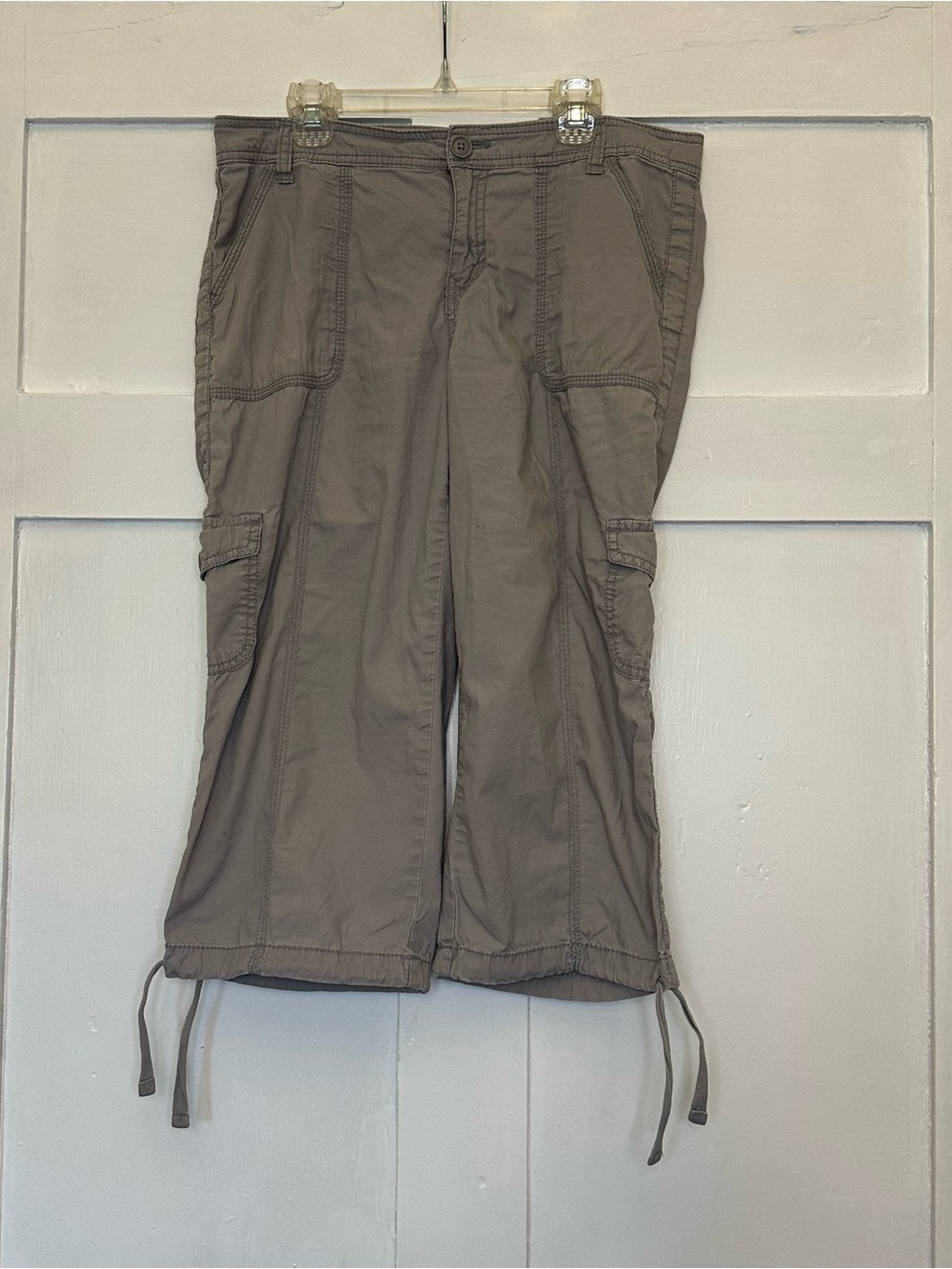 St. John's Bay Gray Cargo Capris Women’s Sz 6
